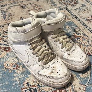 WHITE HIGH TOP AIRFORCES